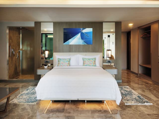 Suite, 1 King Bed, Sea View (Balcony)