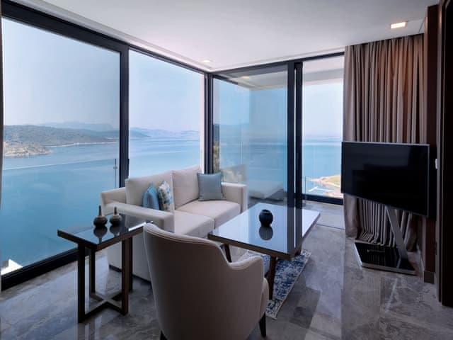 Suite, 1 King Bed, Sea View (Balcony)
