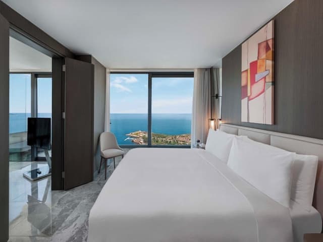 Suite, 1 King Bed, Sea View (Balcony)