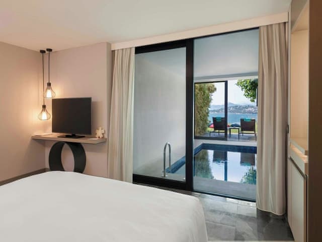 Suite, 1 King Bed, Sea View (Balcony)