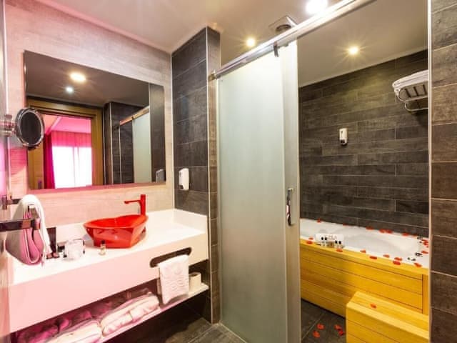 Honeymoon Suite, Jetted Tub