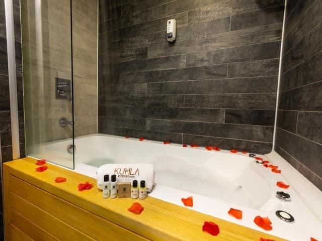 Honeymoon Suite, Jetted Tub