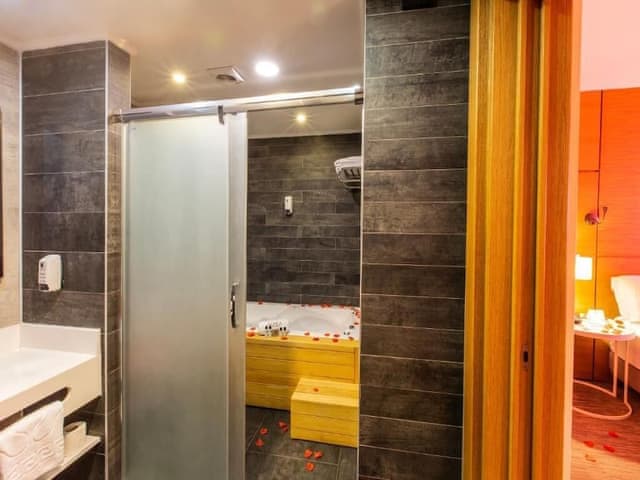 Honeymoon Suite, Jetted Tub