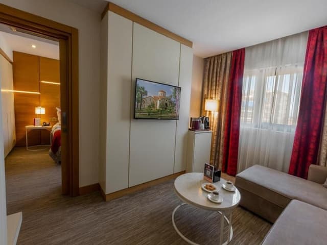 Deluxe Suite, City View