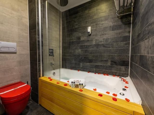 Honeymoon Suite, Jetted Tub