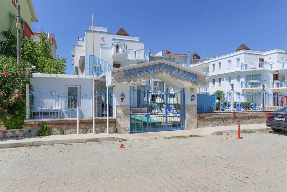 Sunset Village Apart Hotel