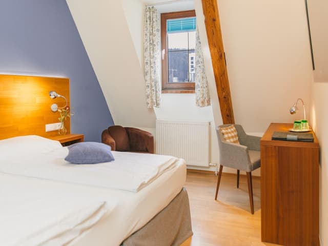 Comfort Room, 1 Queen Bed (Plus)