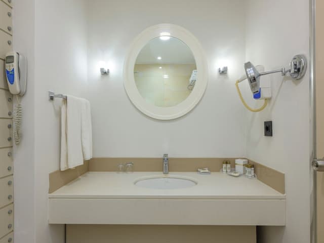 Deluxe Double or Twin Room (Land View)