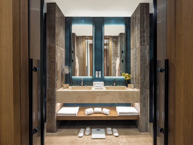 Suite, 1 King Bed, Golf View (Lagoon Suite)