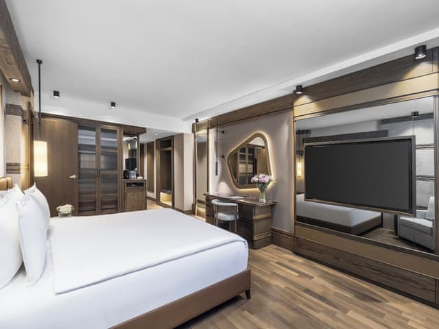 Suite, 1 King Bed, Golf View