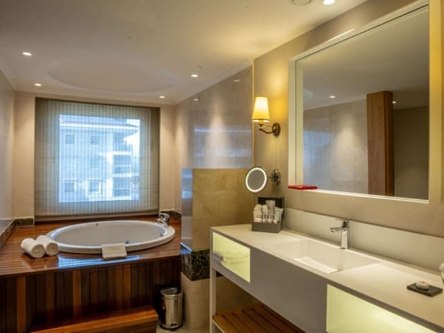 Deluxe Suite, Jetted Tub, Sea View