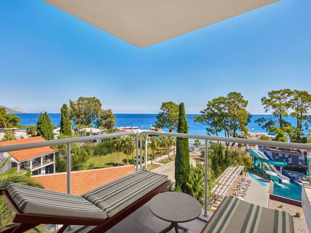 Deluxe Suite, Jetted Tub, Sea View