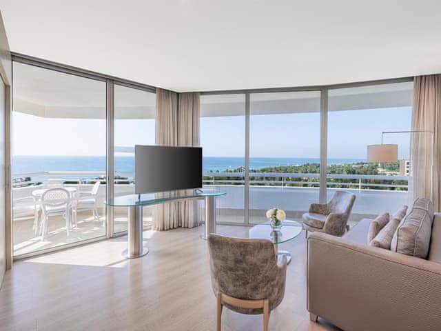 Deluxe Family Suite with Sea View and Balcony