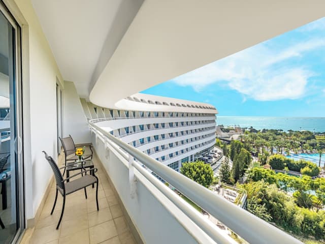 Deluxe Family Suite with Sea View and Balcony