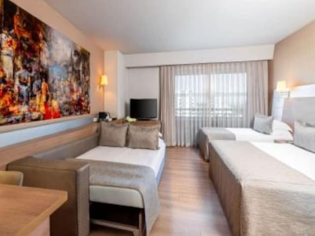 Deluxe Şehir Manzaralı Balkonlu Oda