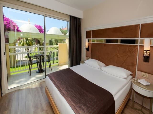 Deluxe Garden Family Room