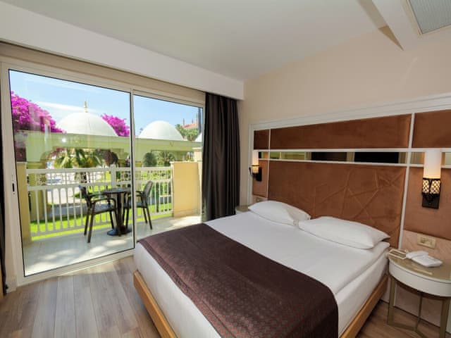 Deluxe Garden Family Room
