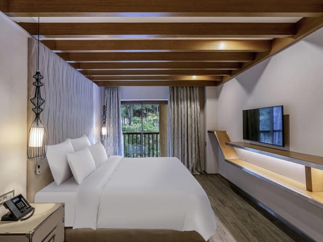 Suite, 1 King Bed, Garden View (Legendary)