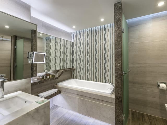 Suite, 1 King Bed, Garden View (Legendary)