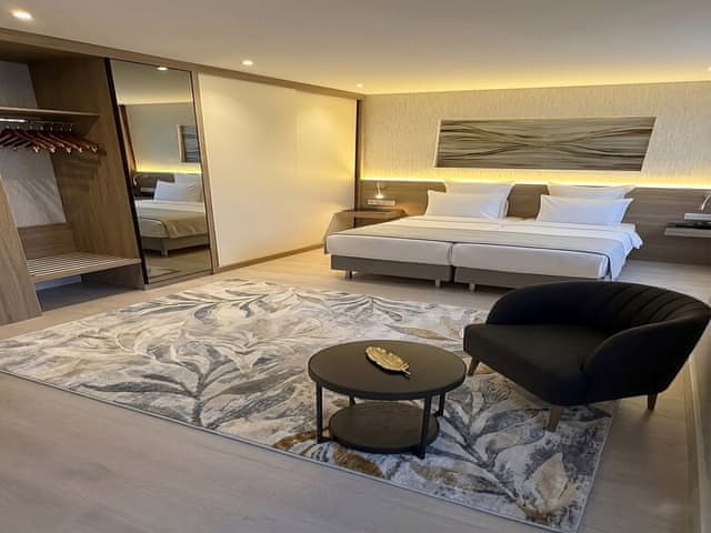 Deluxe Queen Room - City View