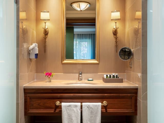 Deluxe Room, 1 King Bed, Garden View