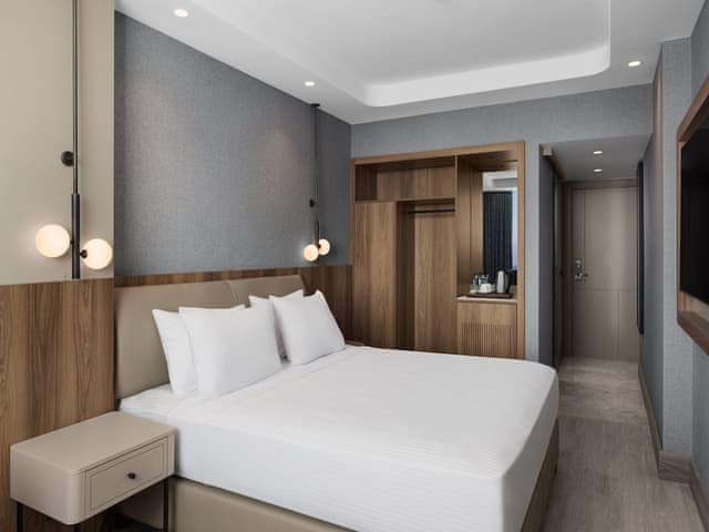 Standard Room, 1 King Bed, Partial Sea View