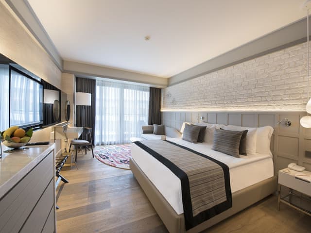 Superior Oda Yan Deniz Manzaralı