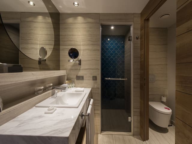 Superior Oda Yan Deniz Manzaralı