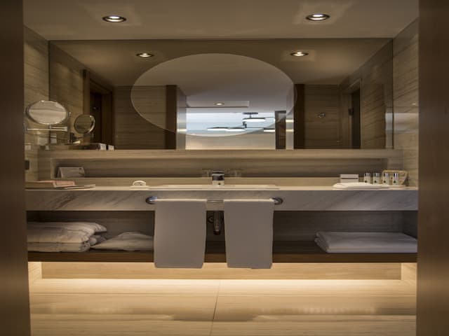 Superior Oda Yan Deniz Manzaralı