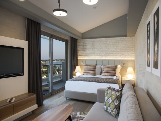 Superior Oda Yan Deniz Manzaralı