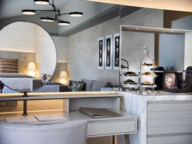 Superior Oda Yan Deniz Manzaralı