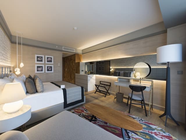 Superior Oda Yan Deniz Manzaralı