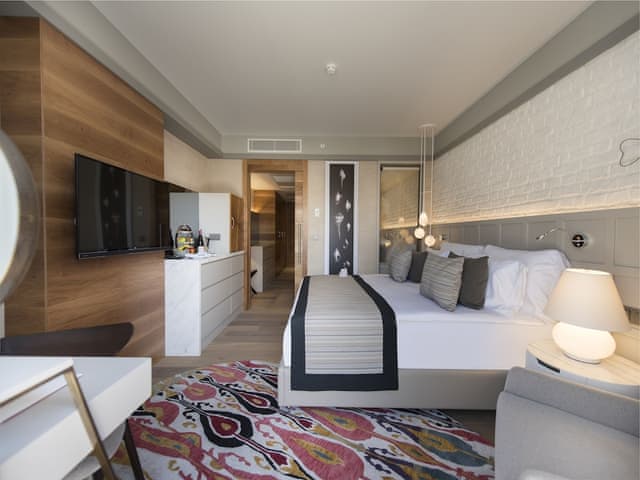 Superior Oda Yan Deniz Manzaralı