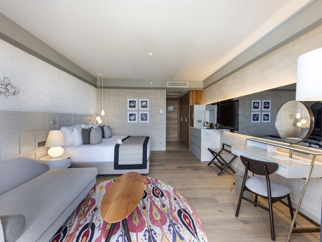 Superior Oda Yan Deniz Manzaralı