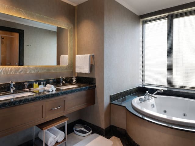 Executive Suite, 1 King Bed, City View