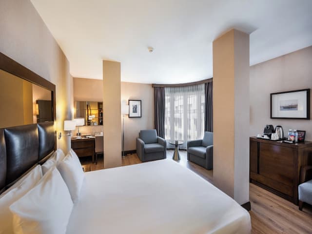 Suite, 1 Double Bed, Corner