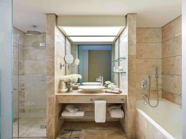 Advantage Room City 1 King Bed