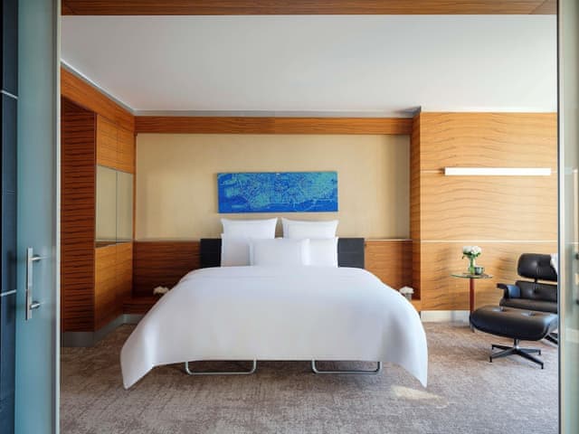 Business Suite Garden View 1 King Bed