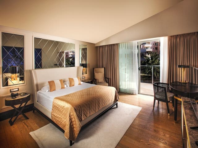 Superior Room, Land View