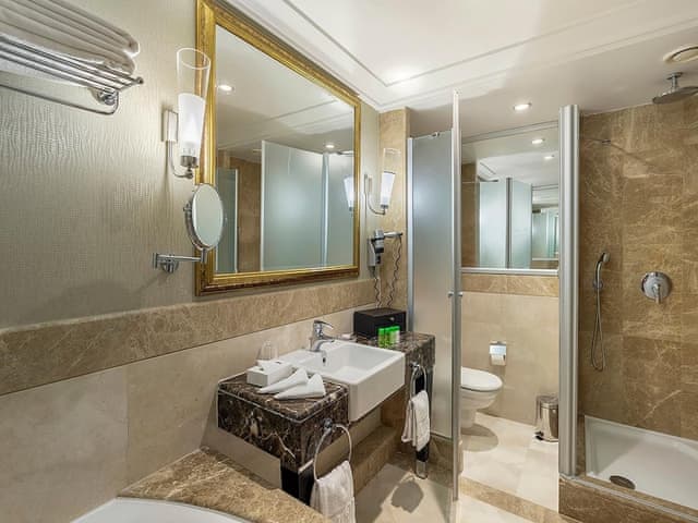 Suite, Corner
