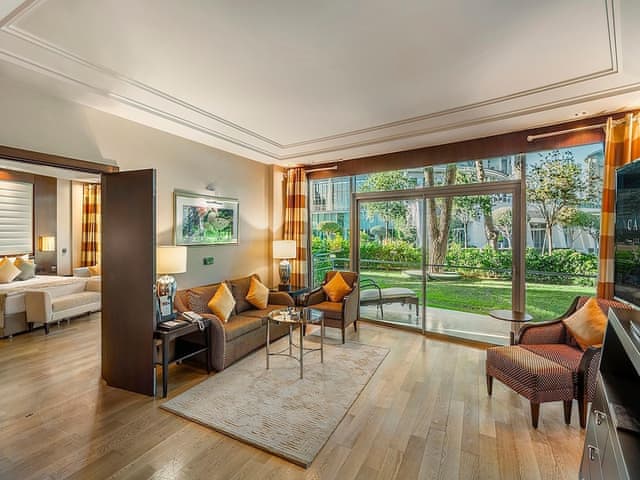 Suite, Corner