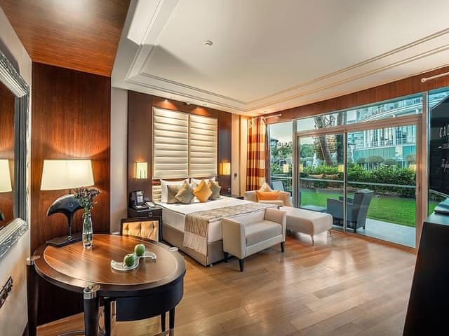 Suite, Corner