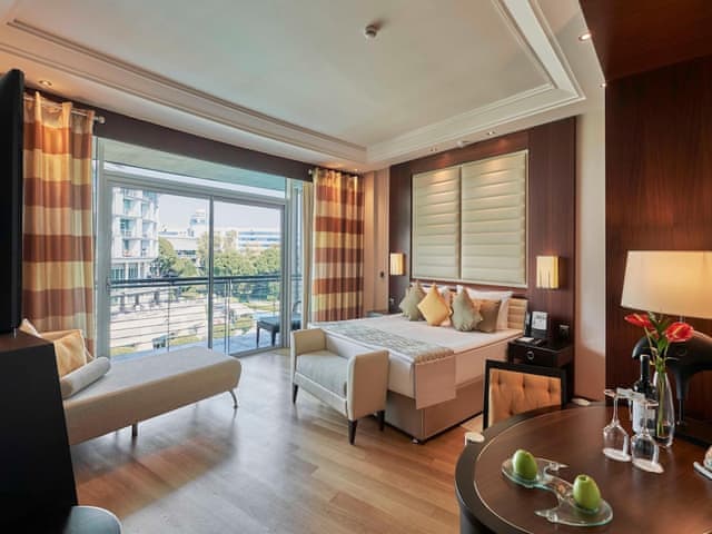 Suite, Corner