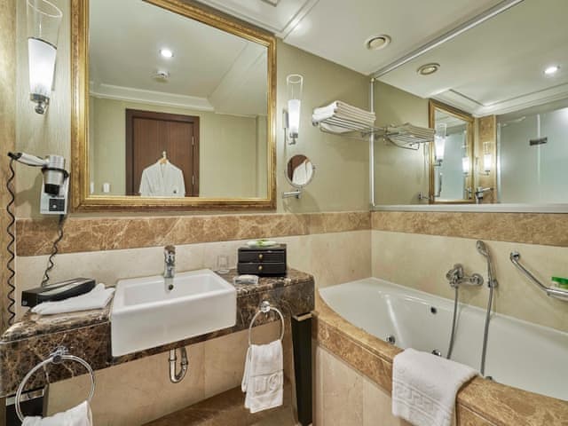 Suite, Corner