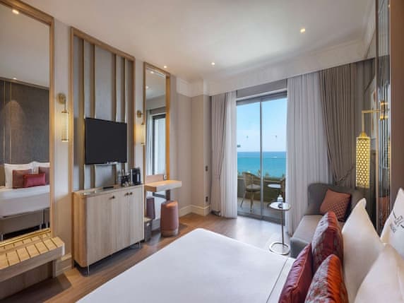 Grand Superior Sea View