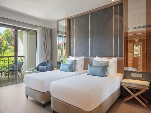 Lake House Family Pool View