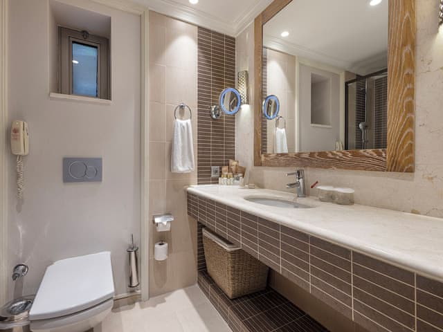 Lake House Family Suite