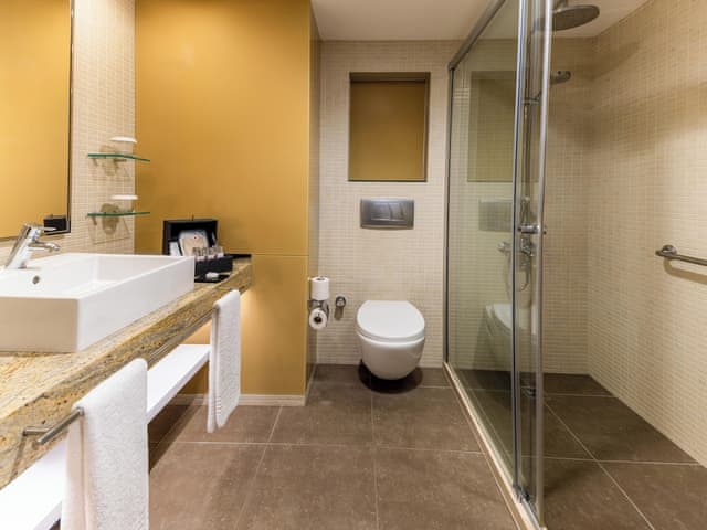 Superior Oda Kara Manzaralı