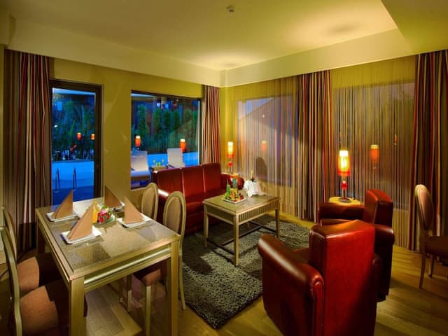 Lake Villas Amber & Sapphire, pool access