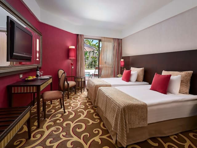 Lake Family Room, Pool Access